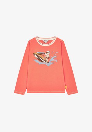 Chemise corail à manches longues pour enfant avec un graphique d'un ours portant une casquette et pilotant un jet ski éclaboussant de l'eau.