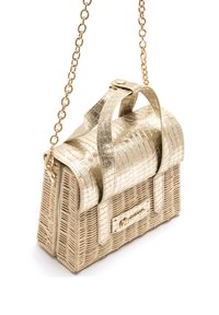 Bolso de textura metálica dorada con imitación de cocodrilo, base de fibra tejida, doble asa superior y correa de cadena. Cuenta con un detalle de logo en tono dorado.