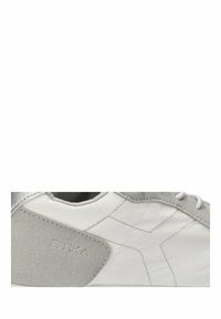 Zapatilla blanca y gris con parte superior de ante y cuero, detalles texturizados, costuras visibles y cierre de cordones.