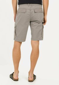 Grå cargo shorts med sidelommer, en flad talje og en afslappet pasform. Teksturen ser glat ud med et afslappet design.