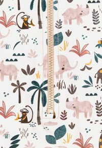 Weißer Stoff mit einem bunten Tiermuster, das Affen, Elefanten und Nashörner zeigt. Ein Reißverschluss verläuft senkrecht in der Mitte, akzentuiert von Blättern.