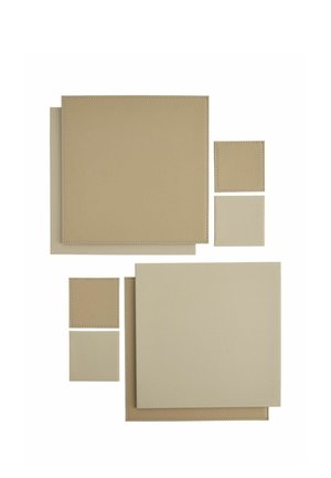 Sei campioni quadrati di tessuto e pelle beige e marrone chiaro disposti su uno sfondo bianco in due gruppi da tre.