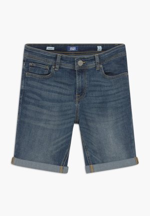 Blå denim knælange shorts med opkrøllede ender, frontknapper og lommer, lagt fladt og viser forsiden.