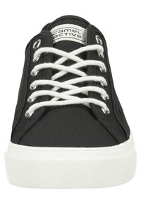 Schwarze Leinenschuhe mit weißen Schnürsenkeln und Ösen, ausgestattet mit einer strukturierten Gummisohle und einem runden Zehendesign. Markenlabel auf der Zunge sichtbar.