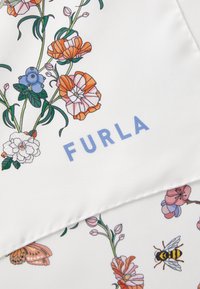 Biały materiał z kolorowymi wzorami kwiatowymi, w tym pomarańczowe, różowe i niebieskie kwiaty, oraz niebieskie logo "FURLA" na środku.