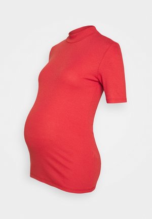 Punainen ribbineulottu äitiyst-paita, jossa on korkea pääntie ja lyhyet hihat, suunniteltu mukautumaan kasvavalle vatsalle mukavasti.