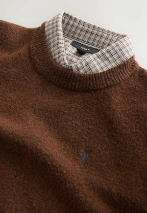 Maglione marrone in lana con una finitura testurizzata e un interno a collare a quadri bianco e rosso. Logo ricamato sul davanti.