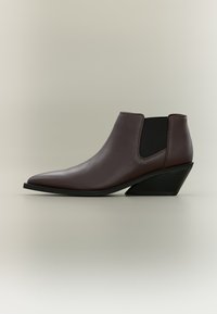Επιλέχθηκε, dark brown