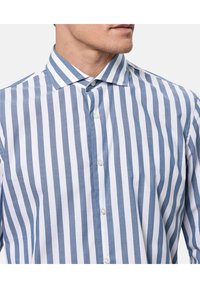 Blå och vit randig skjorta i lättviktig tyg, med krage som kan knäppas ner och pärlliknande knappar längs framsidan.