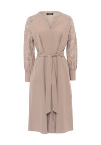 Beige jurk met lange mouwen en perforaties. Kenmerkt zich door een V-hals en tailleband, gemaakt van een soepele stof met een comfortabele pasvorm.