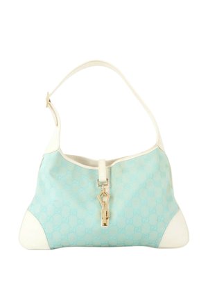 Bolso de hombro azul claro y blanco con una correa corta, patrón a cuadros sutil y detalle de cierre dorado sobre fondo blanco.