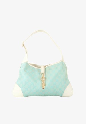 Sac bandoulière bleu clair et blanc avec une courte bandoulière, motif à carreaux subtil et détail de fermoir doré sur fond blanc.