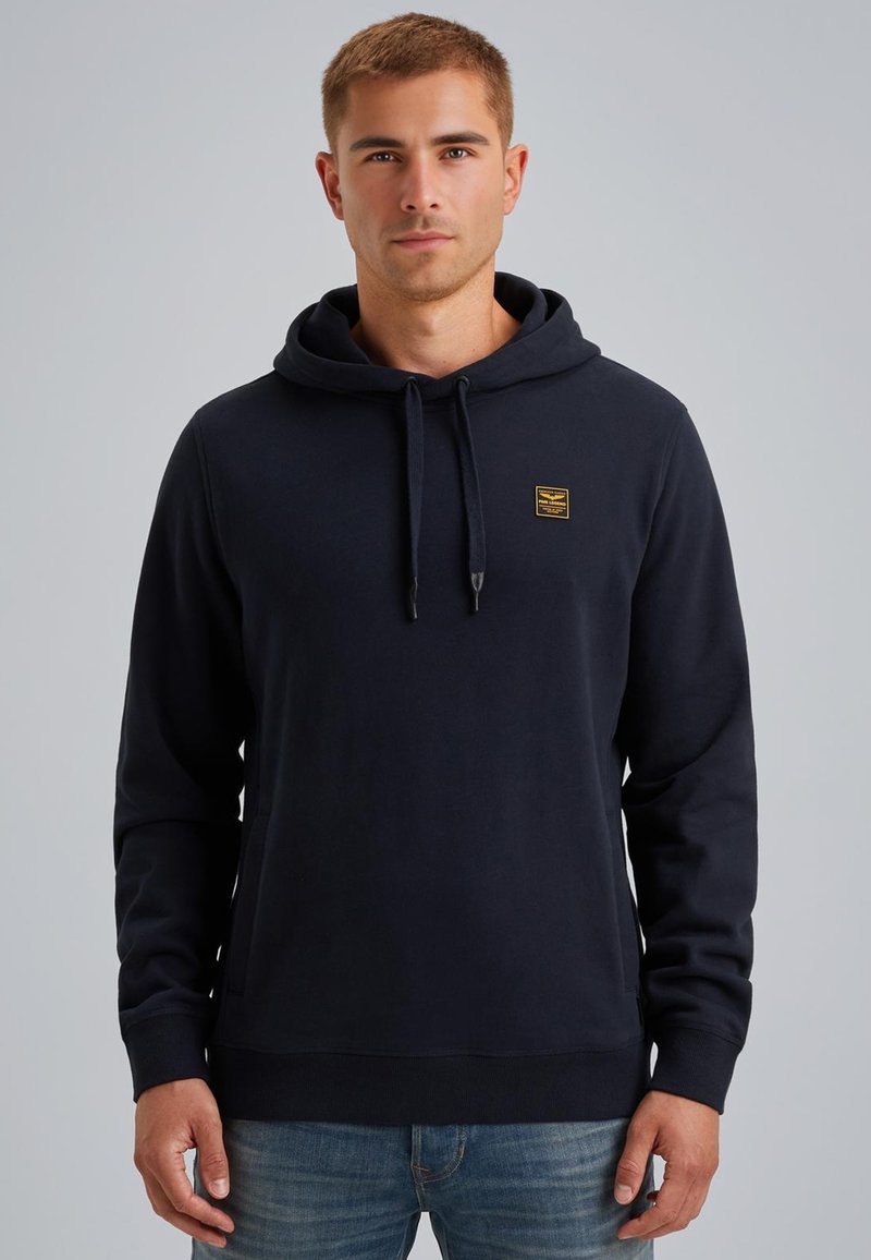 Sudadera con capucha azul marino, hecha de una tela suave, con un pequeño logo cuadrado en el pecho y un bolsillo tipo canguro en la parte frontal.