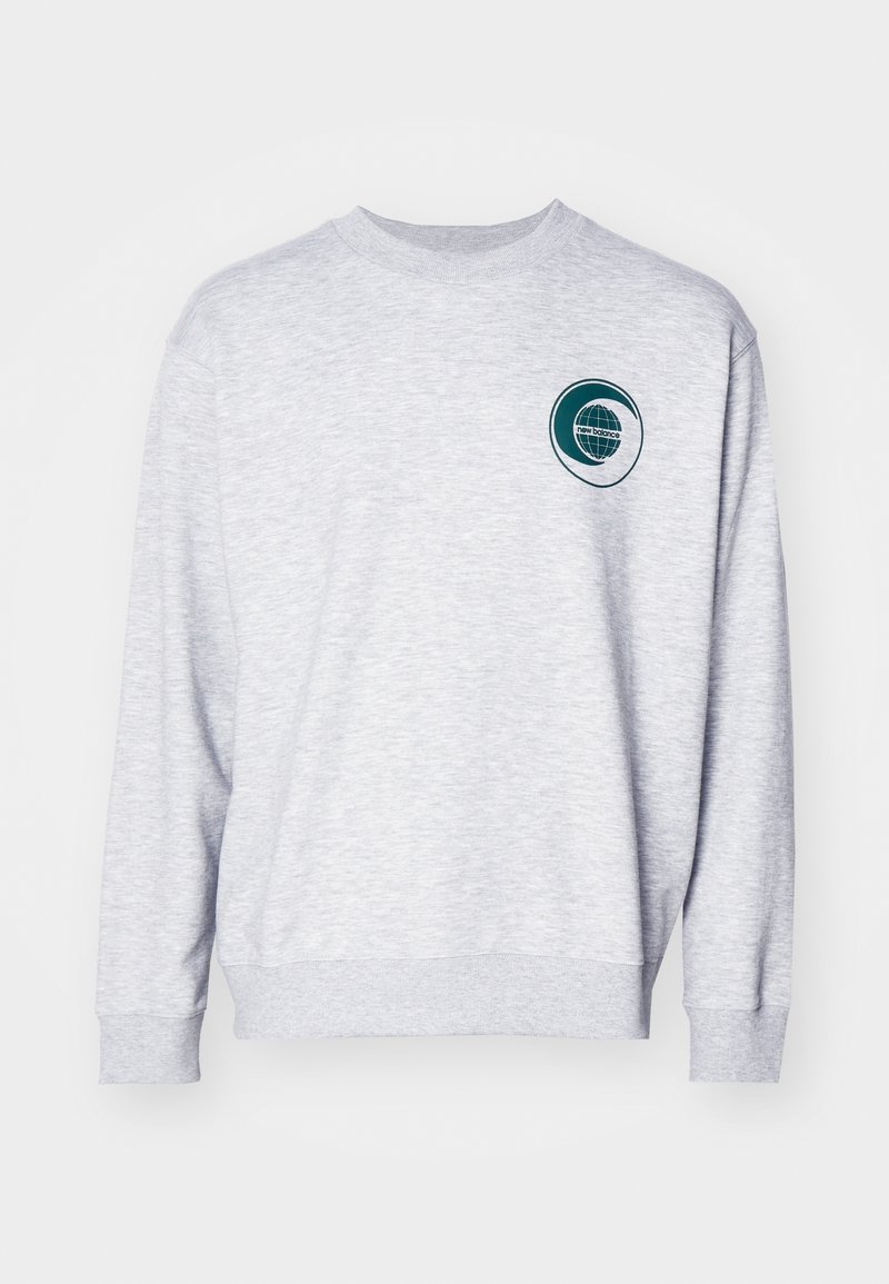 Sudadera gris hecha de material de felpa suave. Presenta un logo redondo en color azul verdoso en el lado izquierdo del pecho y puños y dobladillo acanalados. Diseño clásico de cuello redondo.