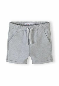 Pantalones cortos de niño pequeño en gris claro con cintura elástica, cordón blanco, dos bolsillos frontales y pequeños dobladillos enrollados.