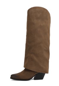 Stivali alti in suede marrone con punta affilata e tacco a blocco. Presentano una superficie liscia e texture e un design con upper alto e piegato.