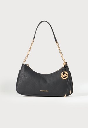 Sort læderhåndtaske med kornet struktur, guld kædestrop, guld Michael Kors-logo foran og en rund MK-nøgleringsvedhæng hængende i siden.