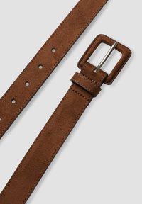 Ceinture en faux daim marron avec une boucle rectangulaire en argent, présentant plusieurs trous d'ajustement et des surpiqûres contrastantes le long des bords.