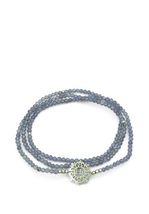 Bracelet enroulé avec de petites perles bleues facettées et un charm argenté rond orné d'un monogramme "H" au centre.