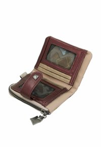 Cartera compacta en cuero beige con acentos burdeos. Presenta dos ventanas transparentes para identificación, cierre con cremallera y un detalle de hardware en tono plateado.