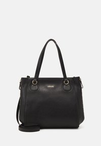 Bolsa tote de piel sintética negra con asas dobles, detalle del logotipo y acentos en hardware en tono dorado. Presenta una forma estructurada y un diseño lateral con tachuelas.