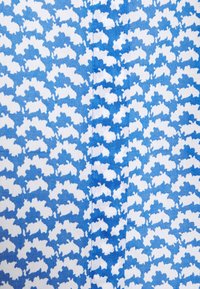 Tela de algodón con un patrón abstracto de nubes que se repite en diferentes tonos de azul sobre un fondo blanco, con una textura suave.