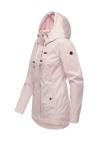 Vaaleanpunainen naisten huppari-sadetakki, jossa on kiristysnyörit, etuvetoketju, napilliset taskut ja pitkät hihat.