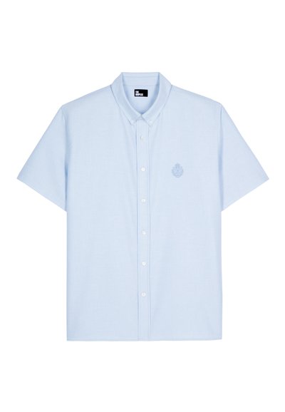 Camisa de botón de manga corta en azul claro con cuello clásico, que presenta un sutil logo bordado en el lado izquierdo del pecho y una textura de tela suave.