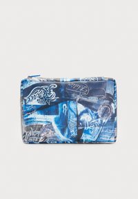 Blåtryckt påse med grafisk design som har denimmönster, blommotiv och textelement. Dragkedja högst upp.