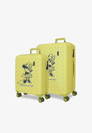 Dos maletas rígidas amarillas con ruedas negras presentan un gráfico azul de Minnie Mouse y un asa, mostradas en tamaños pequeño y grande.