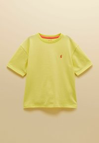 T-shirt jaune à manches courtes pour tout-petit avec logo de lièvre rouge brodé sur la poitrine et col rond avec détail orange à l'intérieur.