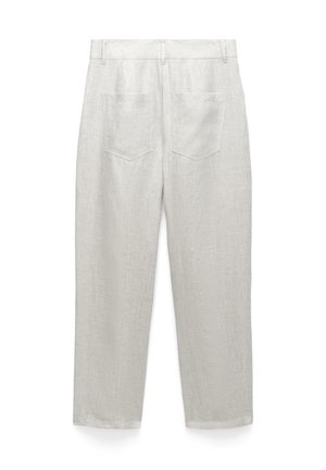 Jasnobeżowe lniane spodnie widoczne od tyłu, z dwoma naszywanymi kieszeniami i szlufkami na pasek w pasie.