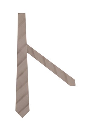 Kremowy krawat z delikatnymi skośnymi paskami, ułożony płasko, z widocznymi przodem i tyłem, na białym tle.