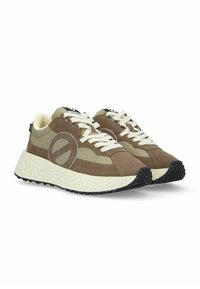 Bruine en beige sneakers met een textuur bovenwerk, veters en een witte tussenzool. Bevat een cirkelvormig grijs logo aan de zijkant en een zwarte buitenzool.