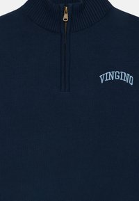 Maglione navy blue a zip parziale, colletto a coste, con logo ricamato "VINGINO" in azzurro. Texture liscia, design a vestibilità standard.
