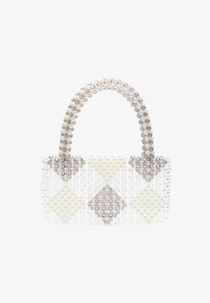 Sac à main perlé transparent avec une forme rectangulaire structurée. Présente un design à motifs de formes en losanges blanches, crème et marron clair.
