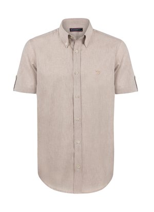 Camisa de manga corta con botones en una suave tela de lino beige; cuenta con un logotipo en el pecho, cuello abotonado y dobladillo redondeado.