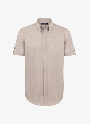 Korte mouwen knoopshirt in een lichtbeige linnen stof; beschikt over een borstlogo, een button-down kraag en een afgeronde zoom.