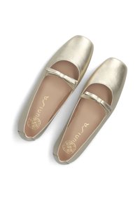 Gouden metallic balletschoenen met een vierkante neus, dunne band en klein strikje. Gladde textuur en een laag profiel ontwerp.