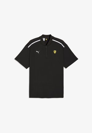 Czarna koszulka polo z krótkim rękawem, z kołnierzem na półzamek, białe paski na ramionach, logo Puma oraz żółte godło Ferrari na piersi.