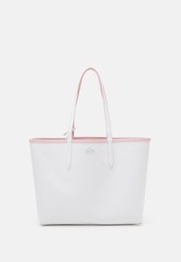 Sac cabas blanc texturé avec garniture en cuir rose, deux poignées et un petit logo décoratif à l'avant. Design spacieux, aspect contemporain.