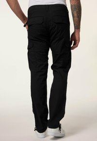 Zwarte cargo broek met meerdere zakken, een ontspannen pasvorm en een gestructureerde stof. De tailleband is elastisch met een knoopsluiting.