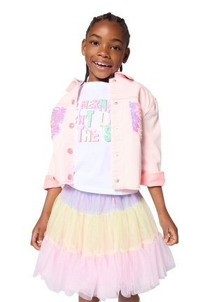 Roze spijkerjack met paillettenaccenten, wit T-shirt met print en gelaagde tule rok in pastelkleuren geel, roze en lavendel.