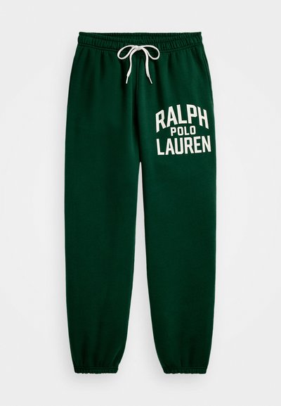 Pantaloni de trening verzi cu talie elastică și șnur alb. Prezintă inscripția "RALPH POLO LAUREN" imprimată în alb pe piciorul stâng. Textură moale.