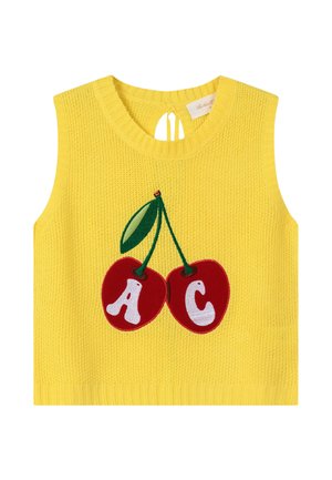 Žlutý pletený tílkový top s dvěma červenými třešněmi a bílými písmeny "A" a "C" vyšitými na přední straně, s průstřihem a zavazováním u výstřihu.