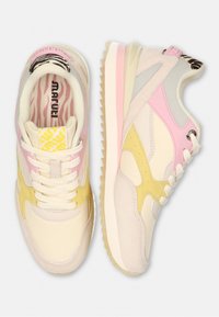 Schoenen met een mix van lichtbeige, roze en gele suède en gaas, met textuurelementen en een dikke crèmekleurige buitenzool.