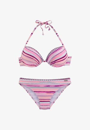 Pink-lila gestreifter gepolsterter Bikini-Set mit Neckholder zum Binden und passenden tief sitzenden Höschen auf weißem Hintergrund.