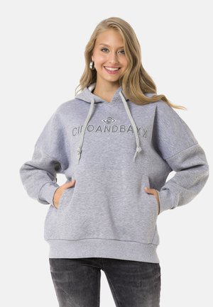 Grauer Hoodie mit Kordelzug, Fronttaschen und dem Text "CID AND BAXX". Hat eine weiche Textur und eine lässige Passform.