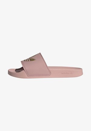 Sandale slide Adidas rose clair avec large sangle et logo embossé sur le côté et la sangle, conçue pour un usage décontracté.