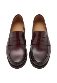 Loafers din piele burgundy cu un finisaj neted, bot rotunjit, cusături decorative și o bandă frontală ridicată. Talpă plată de culoare neagră.